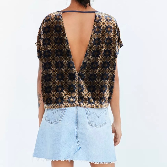 UO Ecote Athena cutout printed velvet top - Picture 3 of 10